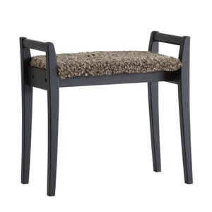 Grå träpall med sits i flätad sjögräs, fyra ben och öppna armstöd