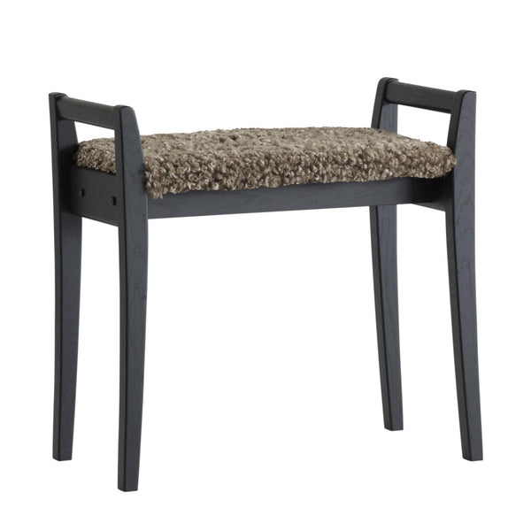 Grå träpall med sits i flätad sjögräs, fyra ben och öppna armstöd