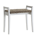 Pall med grå träram och flätad sits i naturfiber, fyra ben och handtag på sidorna