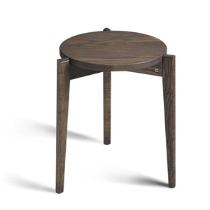 Runt träbord med tre ben i mörkt trä, sidabord eller pall i modern skandinavisk design