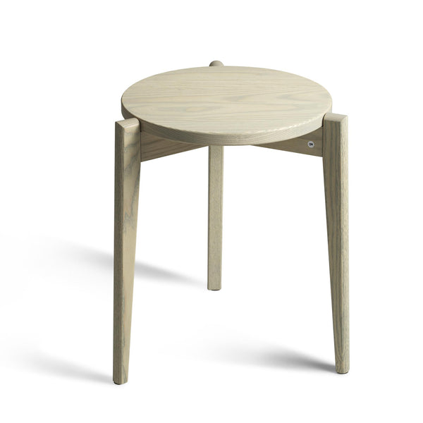 Rund avlastningsbord i ljust trä med tre ben och praktisk bricka, skandinavisk design