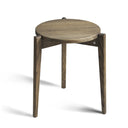 Runt träbord med tre ben i mörk ek, skandinavisk design med naturlig trästruktur