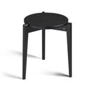 Runt svart sidobord i trä med tre ben och löstagbar bricka som bordsskiva