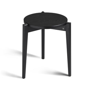 Runt svart sidobord i trä med tre ben och löstagbar bricka som bordsskiva