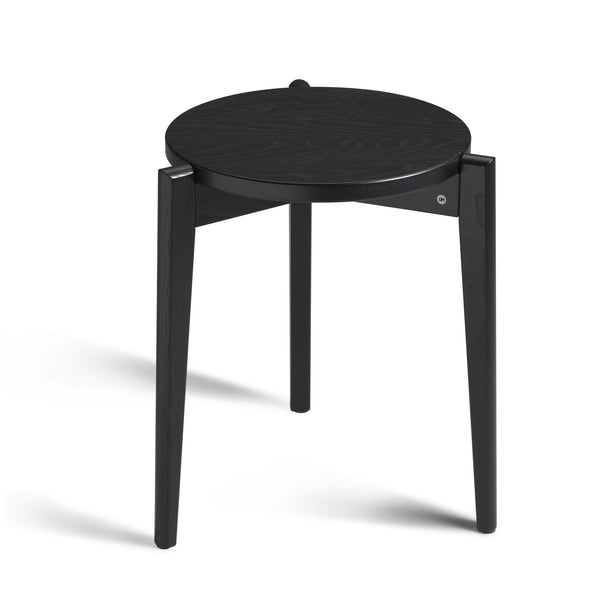 Runt svart sidobord i trä med tre ben och löstagbar bricka som bordsskiva