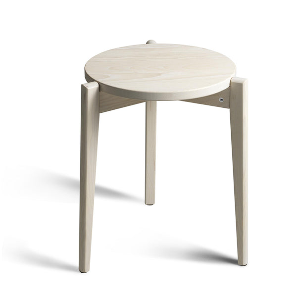 Rund pall i ljust trä med tre ben och minimalistisk design, perfekt som sittpall eller sidebord