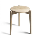 Runt sidebord i ljust trä med tre ben och elegant skandinavisk design