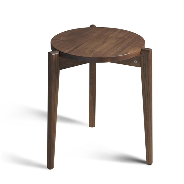 Rund brun sidobord i trä med tre ben och modern skandinavisk design