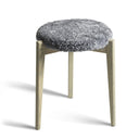 Pall med grå ullig sits och ljusa träben i modern skandinavisk design