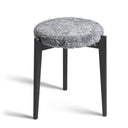 Rund pall med grå fårskinnsdyna och svarta träben