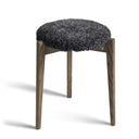 Rund pall med mörkgrå fårskinnsdyna och träben i ekfärgad finish