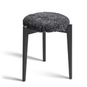 Rund pall med svart träram och grå fårskinnsdyna, modern skandinavisk design