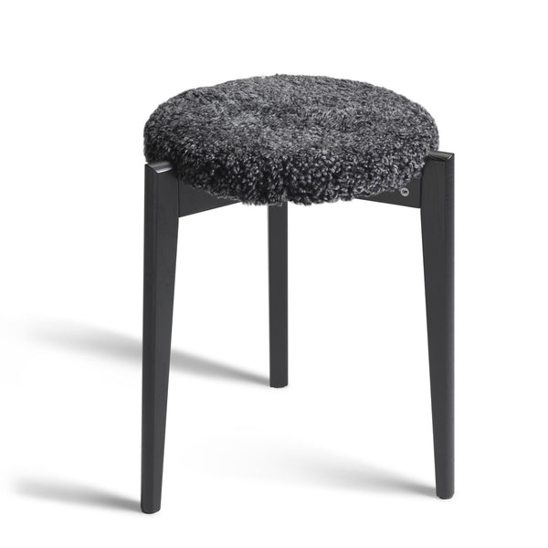 Rund pall med svart träram och grå fårskinnsdyna, modern skandinavisk design