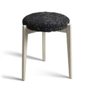 Pall med grå träben och svart fuskpälsöverdrag, rund sits med fluffig yta