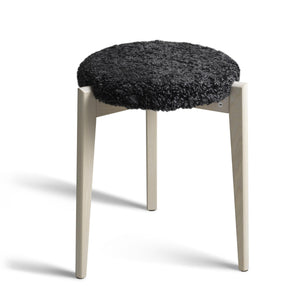 Pall med grå träben och svart fuskpälsöverdrag, rund sits med fluffig yta