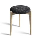 Pall med rundad sits i mörkgrått konstfårskinn och ben i ljust trä