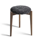 Pall med grå teddy-sits och ben i mörkbetsad ek, rund design