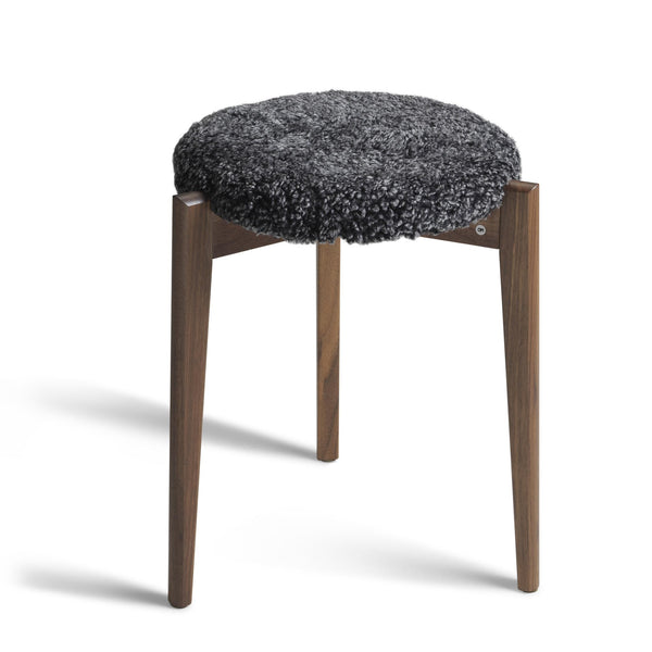 Pall med grå teddy-sits och ben i mörkbetsad ek, rund design