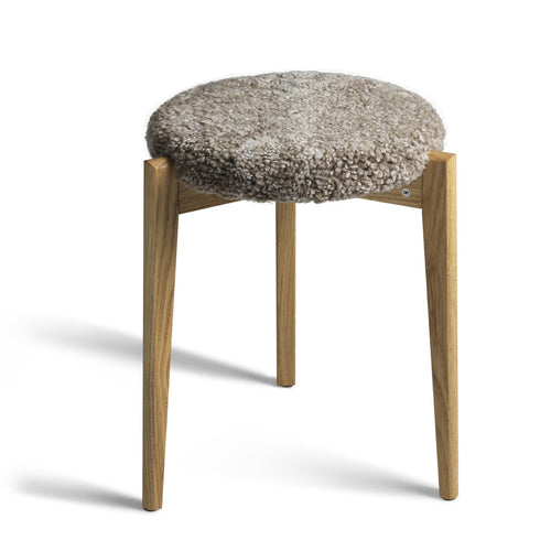 Pall med rundad sits i grå teddy-fleece och ben i ljust trä