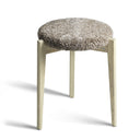 Pall med tre träben i ljust trä och rund sits med fluffig fårskinnsdyna i beige