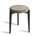 Rund pall med fluffig fårskinnsdyna i beige och svarta träben