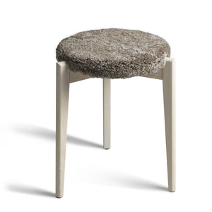 Pall med rund sits i grå konstpäls och ben i ljust trä