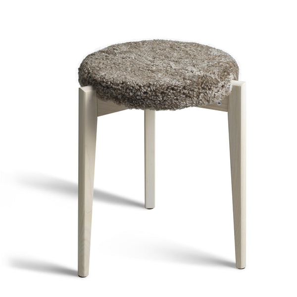 Pall med rund sits i grå konstpäls och ben i ljust trä