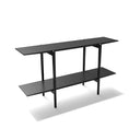 Svart hylla med två nivåer och smala metallben i modern skandinavisk design