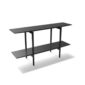 Svart hylla med två nivåer och smala metallben i modern skandinavisk design