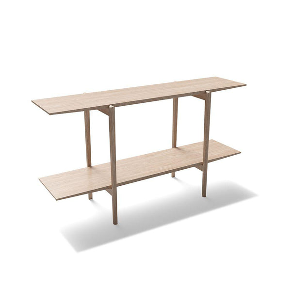 Hylla i ljust trä med två våningsplan och fyra ben i modern skandinavisk design