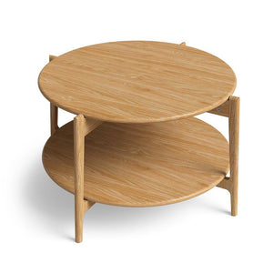 Runt soffbord i ljus ek med två nivåer och smal träram, skandinavisk design