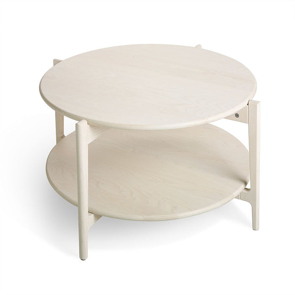 Runt soffbord i ljust trä med två hyllplan och smala ben i skandinavisk design