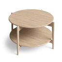 Runt soffbord i ljus ek med två våningsplan och fyra ben i skandinavisk design