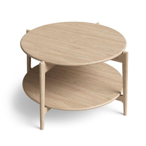 Runt soffbord i ljus ek med två våningsplan och fyra ben i skandinavisk design