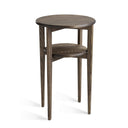 Runt sidobord i mörkbrun ek med två hyllplan och fyra smala ben