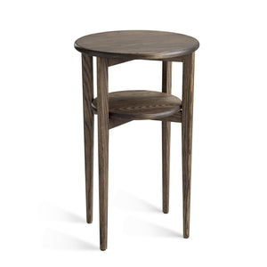 Runt sidobord i mörkbrun ek med två hyllplan och fyra smala ben