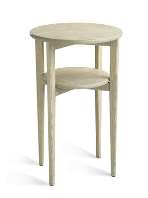 Runt sidobord i ljust trä med två våningsplan och smala ben, skandinavisk design