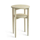 Runt sidobord i ljust trä med två våningsplan och smala ben