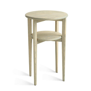 Runt sidobord i ljust trä med två våningsplan och smala ben