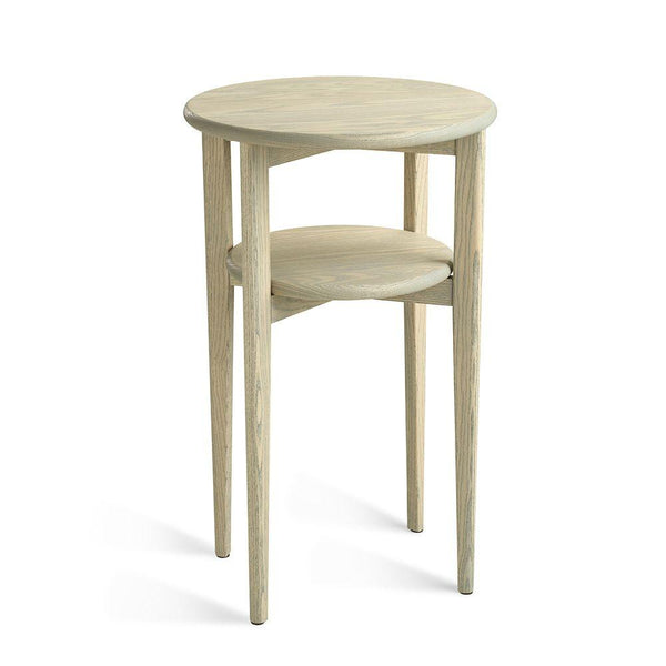 Runt sidobord i ljust trä med två våningsplan och smala ben