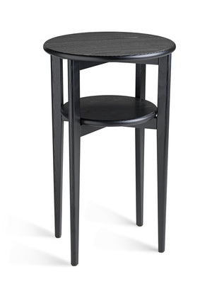 Runt svart sidobord i trä med två våningar och smala ben, modern skandinavisk design