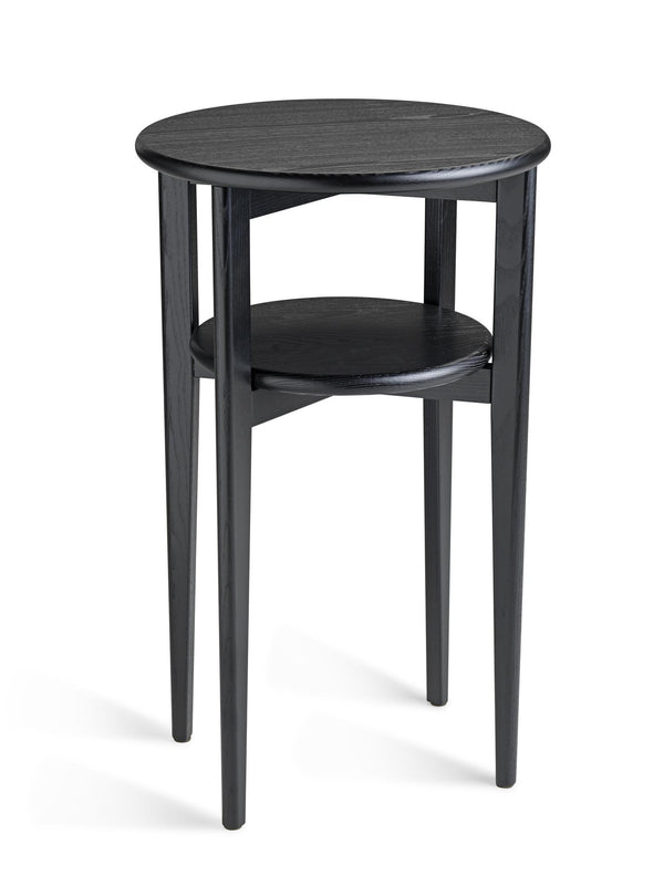 Runt svart sidobord i trä med två våningar och smala ben, modern skandinavisk design