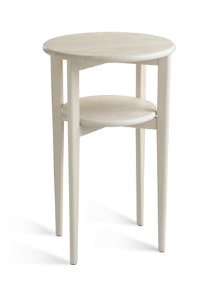 Runt sidobord i ljust trä med två hyllplan och fyra ben