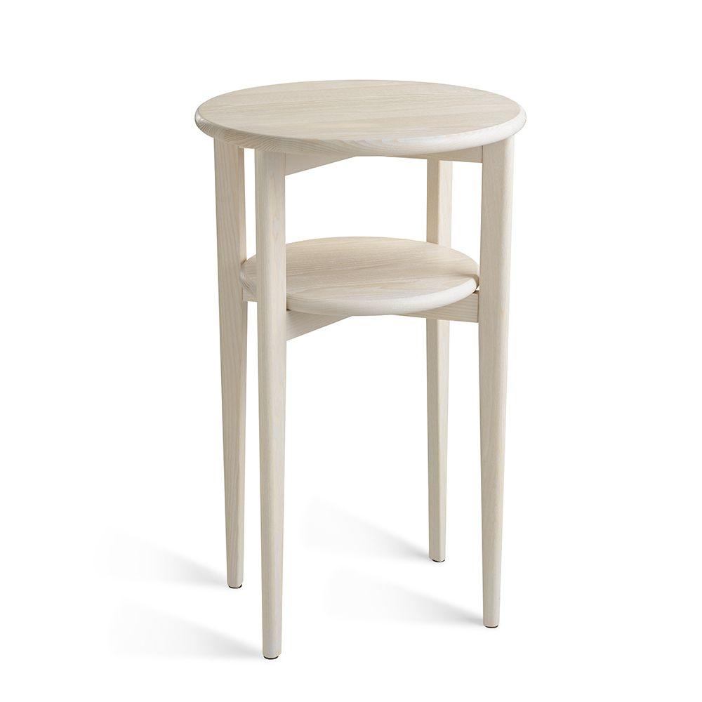 Runt soffbord i ljust trä med två nivåer och smala ben, skandinavisk design