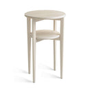 Runt soffbord i ljust trä med två nivåer och smala ben, skandinavisk design