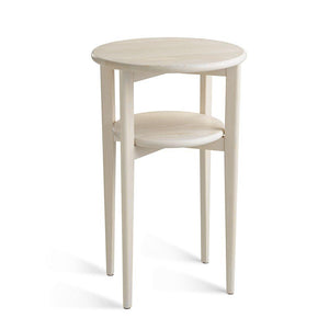 Runt soffbord i ljust trä med två nivåer och smala ben, skandinavisk design