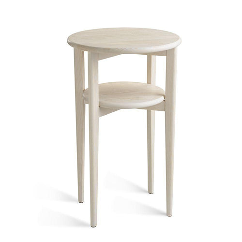 Runt soffbord i ljust trä med två nivåer och smala ben, skandinavisk design