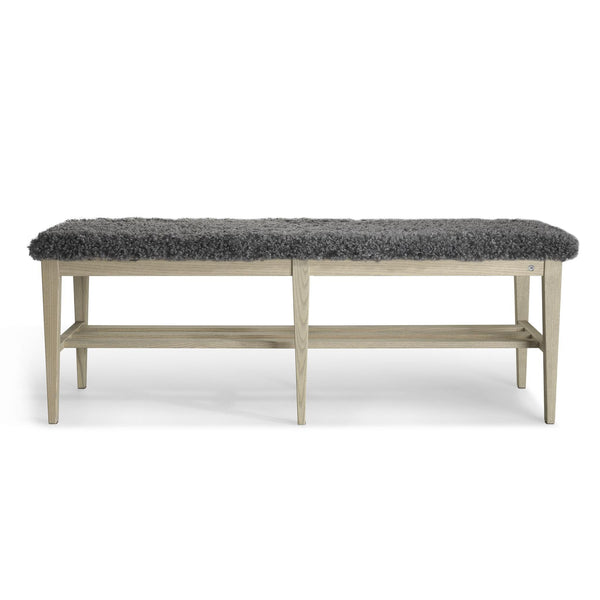 Bänk med grå fårskinnssits och ljust trästomme med förvaring
