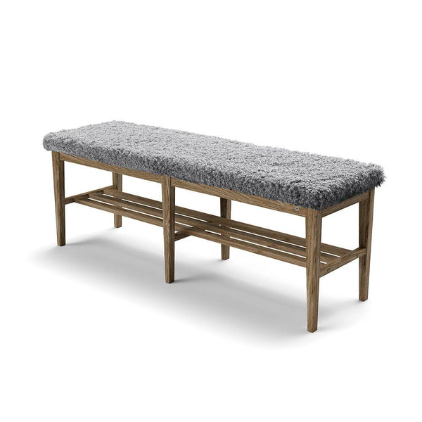 Hallbänk med grå fluffig sittdyna och träram med skohylla under, visad från snett håll