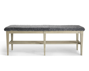 Hallbänk med grå fårskinnsdyna och ljust trästativ med förvaring, modern skandinavisk design
